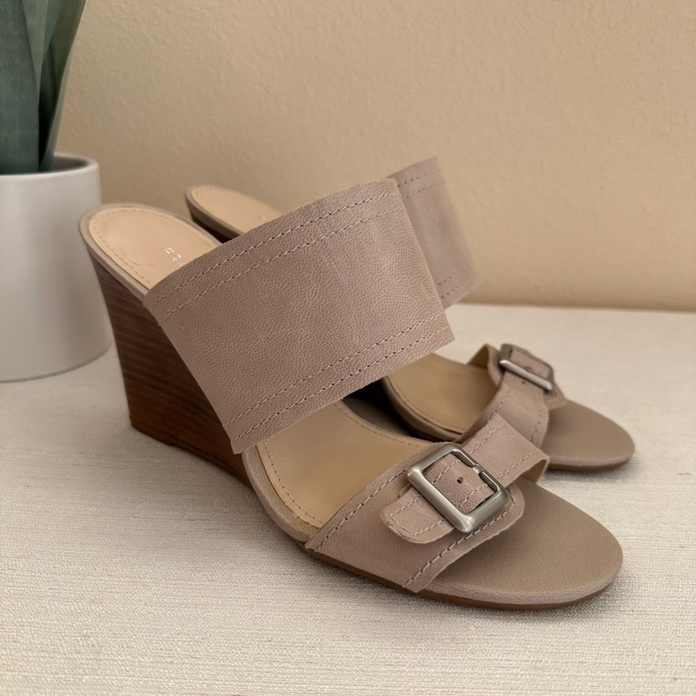 New Franco Sarto Fiorella Light Taupe Buckle Strap Wedge Slide Sandals Womens 9M